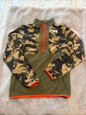 EUC Boys The North Face Olive Camo Quarter-Zip Fleece with Orange Trim Size XL